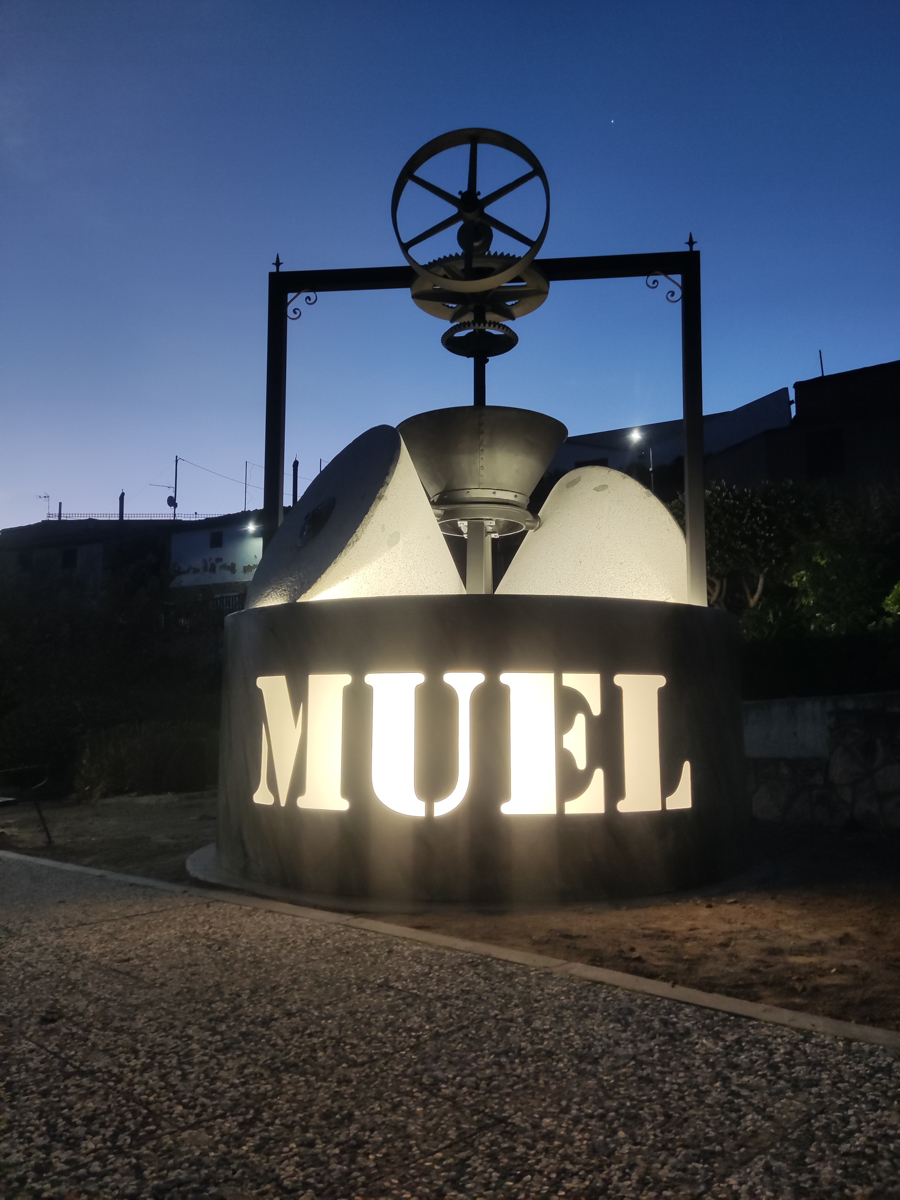 Letras bienvenida y Molino histórico de Muel (Zaragoza)
