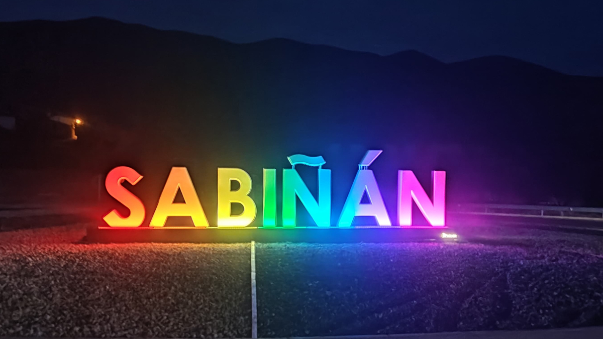 Mensaje de bienvenida de Sabiñán- Diseño y fabricado por Riclart